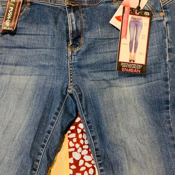 Fashion nova Trophy booty lifting Jeans - Picture 7 of 8